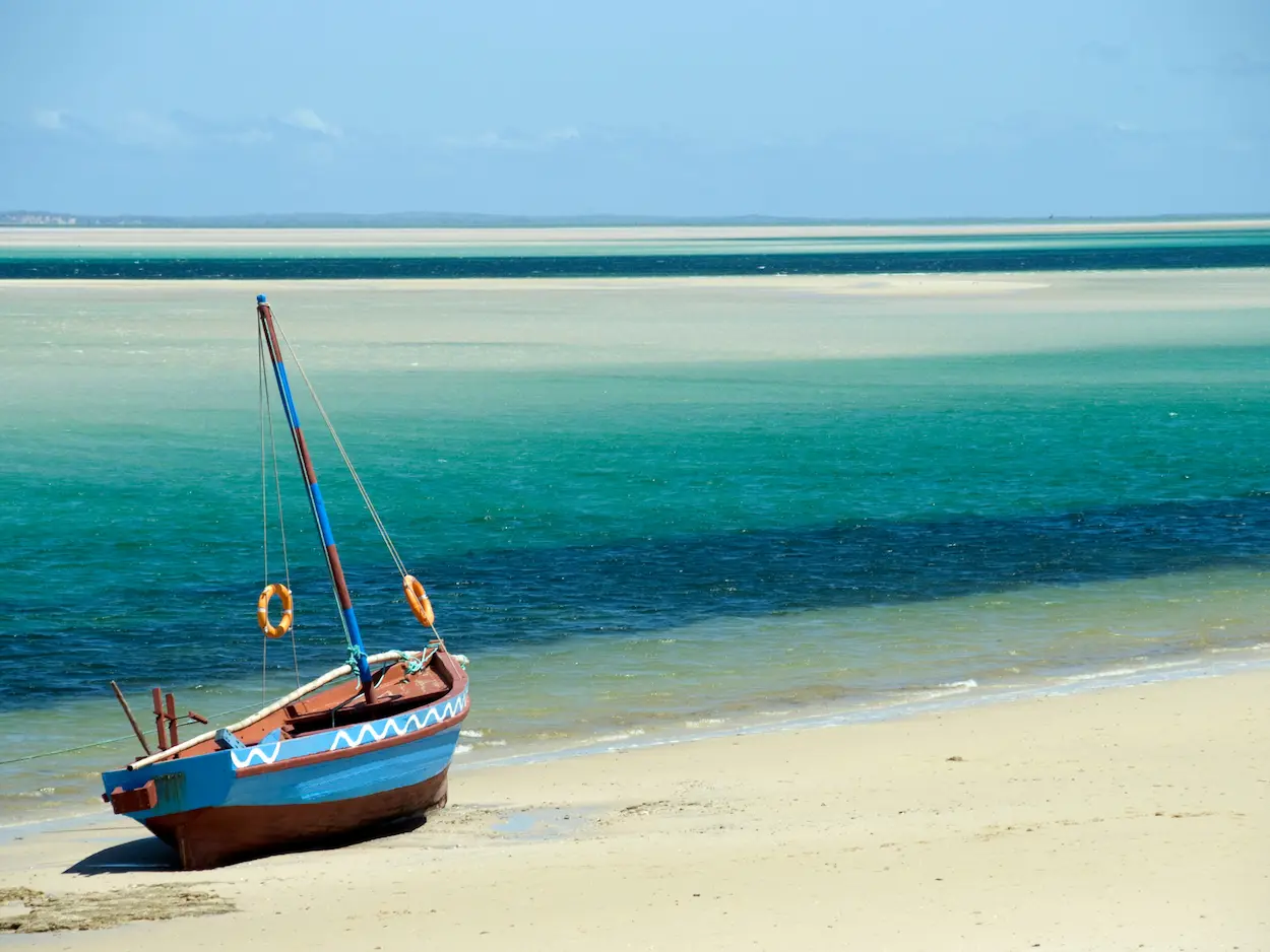 inhambane-traditional-dhow-boat-mozambique-tropical-beach