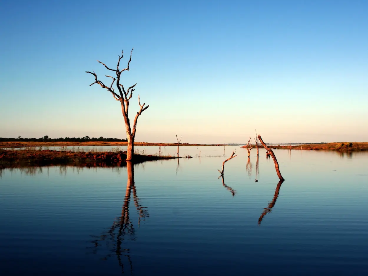 lake-kariba-zimbabwe-tranquil-safari-sunset-waterscape